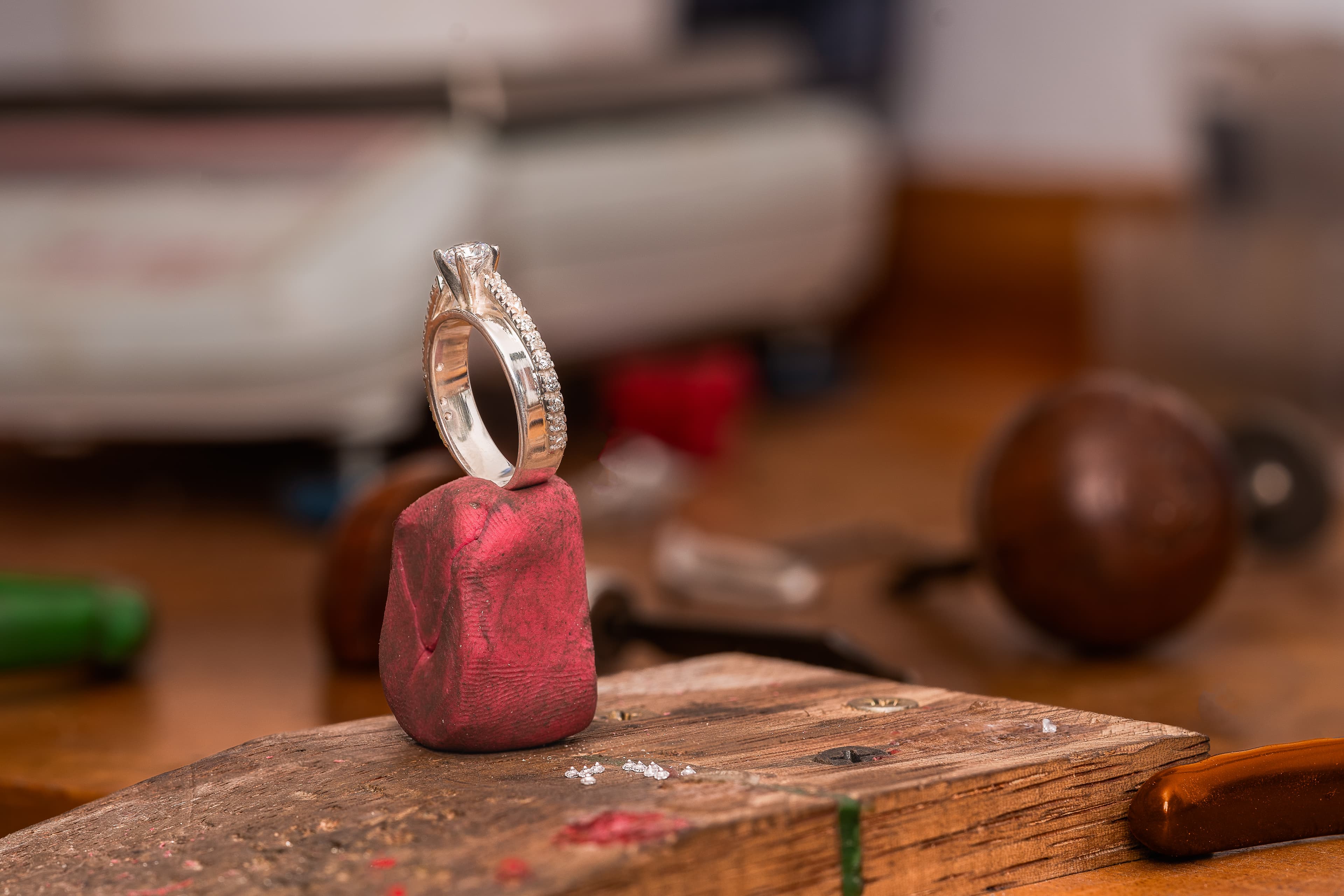 Four plain wedding bands fanned out to show their colours — platinum, yellow gold, white gold and rose gold